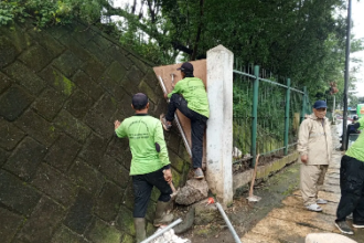 Pemerintah Kota Administrasi Jakarta Timur bergerak cepat melakukan penertiban di kawasan Hutan Kota Cawang