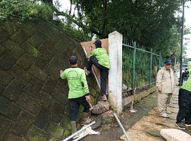 Pemerintah Kota Administrasi Jakarta Timur bergerak cepat melakukan penertiban di kawasan Hutan Kota Cawang