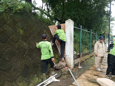 Pemerintah Kota Administrasi Jakarta Timur bergerak cepat melakukan penertiban di kawasan Hutan Kota Cawang