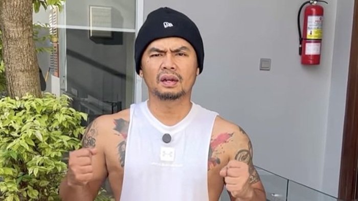 Foto: Komedian Wendi Cagur tengah menjalani prosedur transplantasi rambut menjadi sasaran "roasting" rekan selebritas lainnya. (Tangkap Layar Instagram @wendicagur)