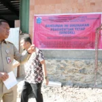 Pemkot Jakarta Timur melalui Suku Dinas Cipta Karya, Tata Ruang, dan Pertanahan menyegel pembangunan lapangan padel di Jalan Kolonel Sutomo