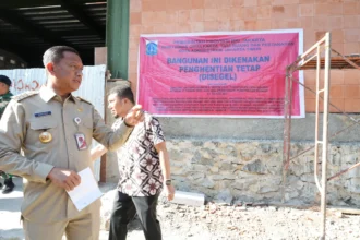 Pemkot Jakarta Timur melalui Suku Dinas Cipta Karya, Tata Ruang, dan Pertanahan menyegel pembangunan lapangan padel di Jalan Kolonel Sutomo