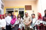 Foto: Gubernur DKI Jakarta, Pramono Anung, Perumda Dharma Jaya, BAZNAS (BAZIS) DKI Jakarta, bersama warga dalam program bedah rumah. (Istimewa)