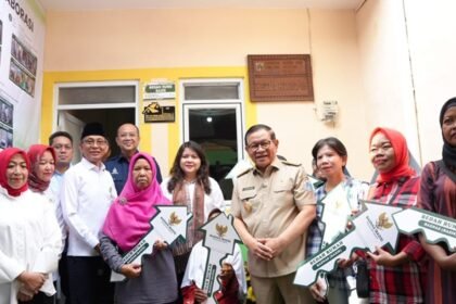 Foto: Gubernur DKI Jakarta, Pramono Anung, Perumda Dharma Jaya, BAZNAS (BAZIS) DKI Jakarta, bersama warga dalam program bedah rumah. (Istimewa)
