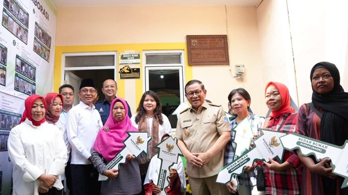 Foto: Gubernur DKI Jakarta, Pramono Anung, Perumda Dharma Jaya, BAZNAS (BAZIS) DKI Jakarta, bersama warga dalam program bedah rumah. (Istimewa)
