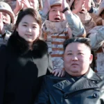 Foto: Kim Ju Ae bersama ayahnya yang merupakan Pemimpin Korea Utara Kim Jong Un. (EPA-EFE/KCNA)