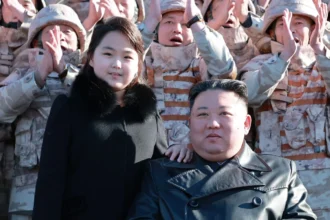 Foto: Kim Ju Ae bersama ayahnya yang merupakan Pemimpin Korea Utara Kim Jong Un. (EPA-EFE/KCNA)