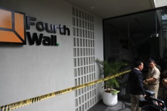 Suku Dinas Cipta Karya, Tata Ruang, dan Pertanahan (CKTRP) Jakarta Selatan melakukan penyegelan tempat usaha Fourthwall Padel yang berlokasi di Jalan Haji Nawi Raya, Gandaria Selatan, Cilandak, Selasa (3/3).
