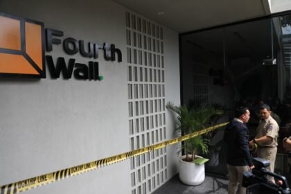 Suku Dinas Cipta Karya, Tata Ruang, dan Pertanahan (CKTRP) Jakarta Selatan melakukan penyegelan tempat usaha Fourthwall Padel yang berlokasi di Jalan Haji Nawi Raya, Gandaria Selatan, Cilandak, Selasa (3/3).