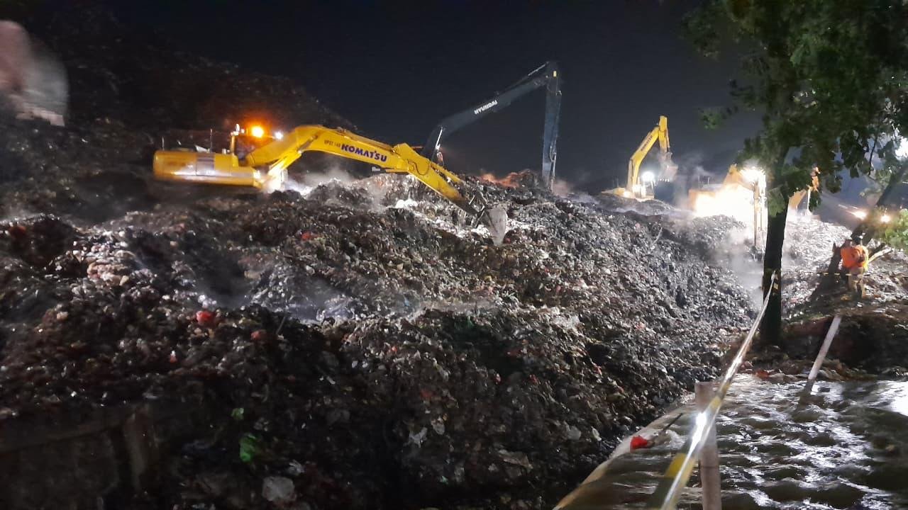 Dinas Lingkungan Hidup (DLH) DKI Jakarta bergerak cepat mengaktifkan Operasi Tanggap Darurat longsor TPST Bantargebang yang terjadi pada Minggu (8/3).