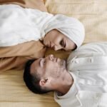 Foto: waktu terbaik hubungan intim suami istri saat Ramadan menurut ulama serta penjelasan kesehatan dan penelitian ilmiah. (Istimewa)