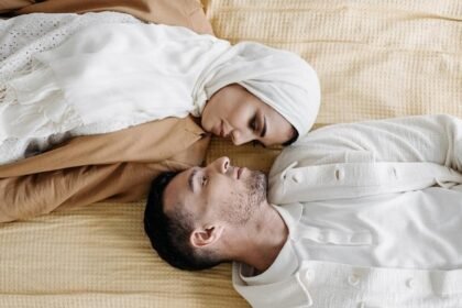 Foto: waktu terbaik hubungan intim suami istri saat Ramadan menurut ulama serta penjelasan kesehatan dan penelitian ilmiah. (Istimewa)