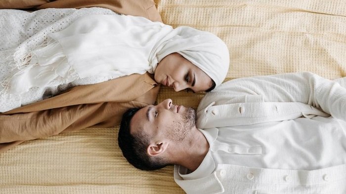 Foto: waktu terbaik hubungan intim suami istri saat Ramadan menurut ulama serta penjelasan kesehatan dan penelitian ilmiah. (Istimewa)