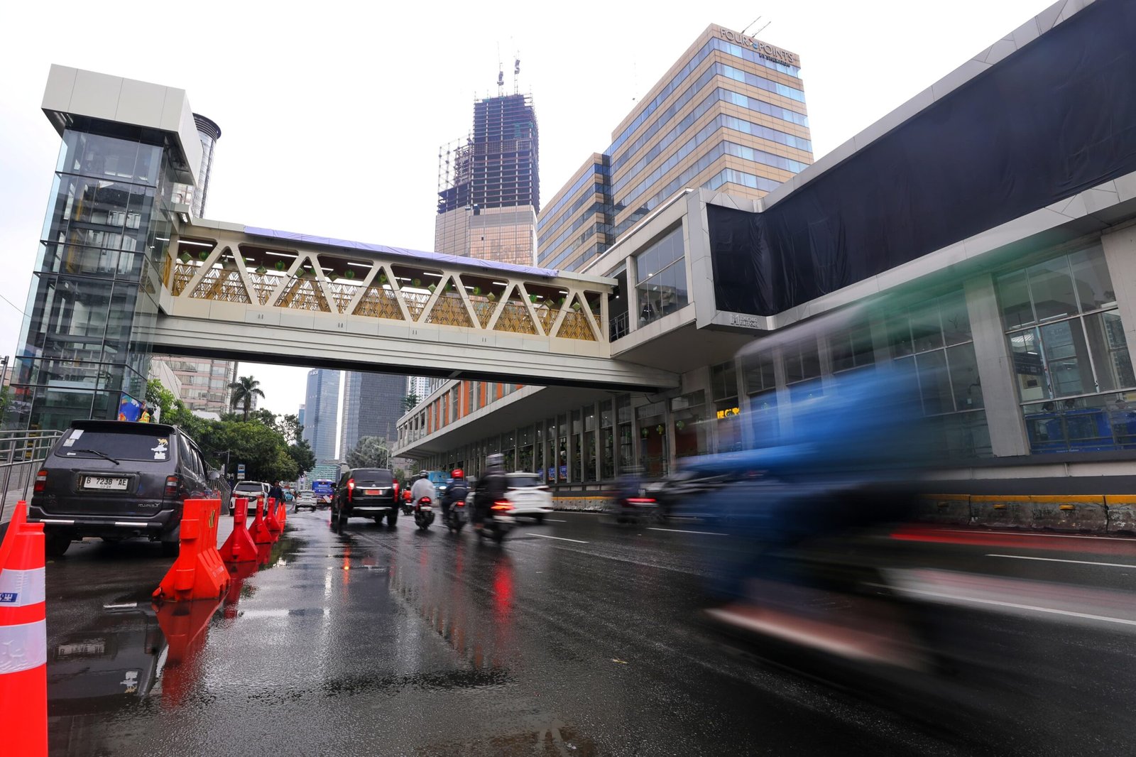 Gubernur DKI Jakarta, Pramono Anung meresmikan revitalisasi Jembatan Penyeberangan Orang (JPO) Halte TransJakarta M.H. Thamrin–Sarinah pada Senin (2/3).