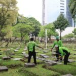 Pemprov DKI Jakarta menyediakan layanan pemakaman gratis di 82 Taman Pemakaman Umum yang dikelola pemerintah daerah.