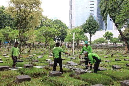 Pemprov DKI Jakarta menyediakan layanan pemakaman gratis di 82 Taman Pemakaman Umum yang dikelola pemerintah daerah.
