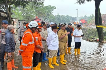 Gubernur DKI Jakarta Pramono Anung meninjau langsung lokasi longsor di Tempat Pengolahan Sampah Terpadu (TPST) Bantargebang,