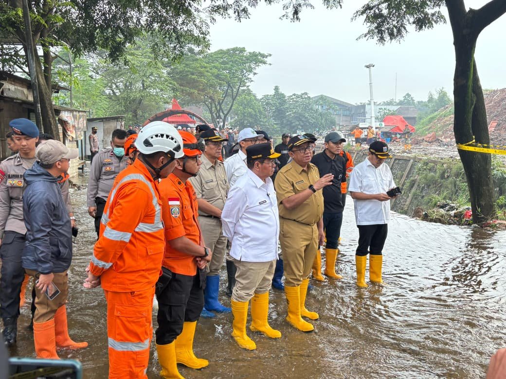 Gubernur DKI Jakarta Pramono Anung meninjau langsung lokasi longsor di Tempat Pengolahan Sampah Terpadu (TPST) Bantargebang,