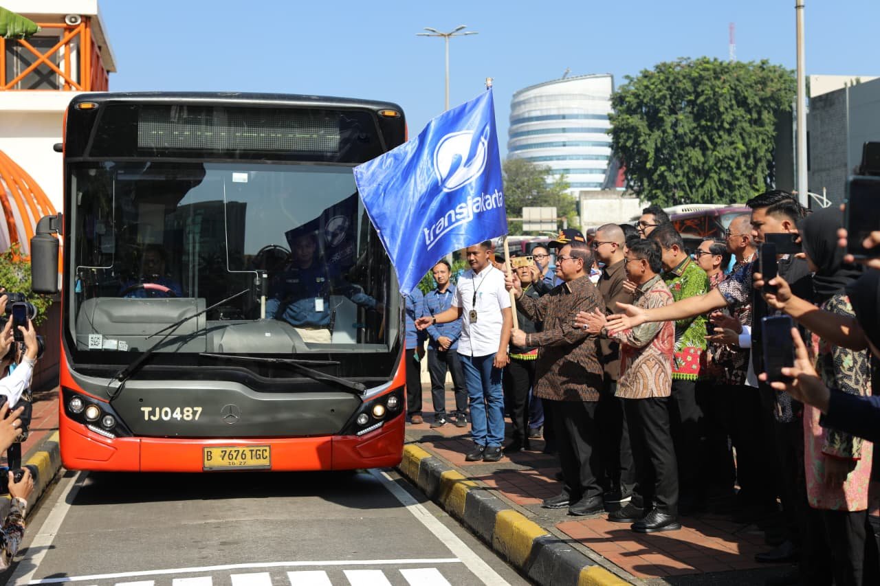 Gubernur DKI Jakarta, Pramono Anung, meresmikan layanan Transjabodetabek rute Blok M–Bandara Soekarno-Hatta (SH2) di Terminal Blok M Jalur 6