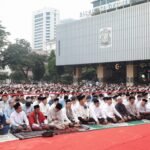 Pemprov DKI Jakarta menegaskan larangan penggunaan kendaraan dinas saat Lebaran. Pelanggaran akan dikenai sanksi sesuai aturan yang berlaku.