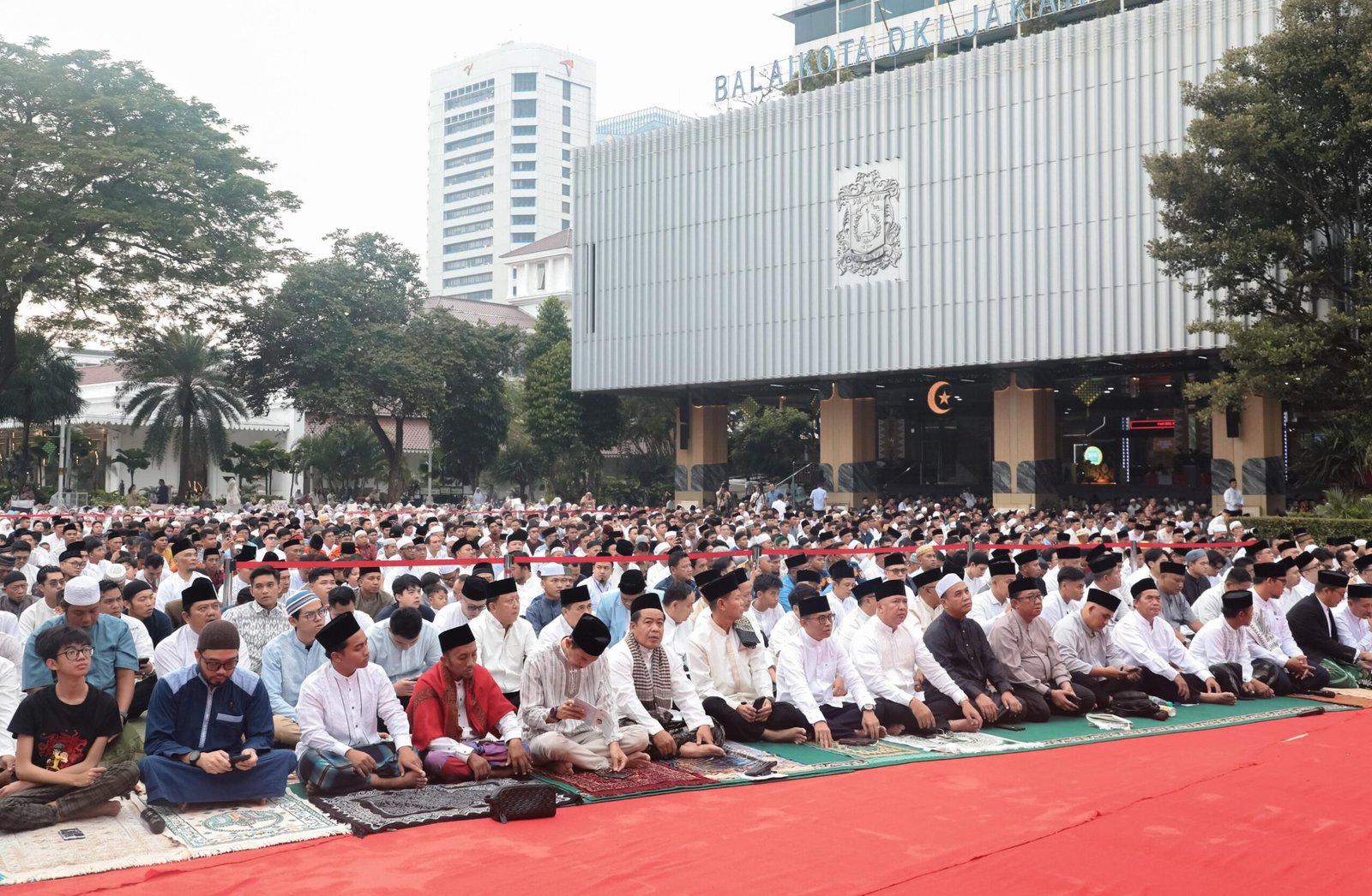 Pemprov DKI Jakarta menegaskan larangan penggunaan kendaraan dinas saat Lebaran. Pelanggaran akan dikenai sanksi sesuai aturan yang berlaku.