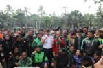 Foto: Kadishub DKI Jakarta, Budi Awaluddin, foto bersama komunitas ojek online (Ojol) di Balai Kota DKI Jakarta, Gambir, Jakarta Pusat, Minggu (21/6). (Istimewa)