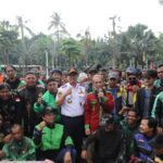 Foto: Kadishub DKI Jakarta, Budi Awaluddin, foto bersama komunitas ojek online (Ojol) di Balai Kota DKI Jakarta, Gambir, Jakarta Pusat, Minggu (21/6). (Istimewa)