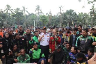 Foto: Kadishub DKI Jakarta, Budi Awaluddin, foto bersama komunitas ojek online (Ojol) di Balai Kota DKI Jakarta, Gambir, Jakarta Pusat, Minggu (21/6). (Istimewa)