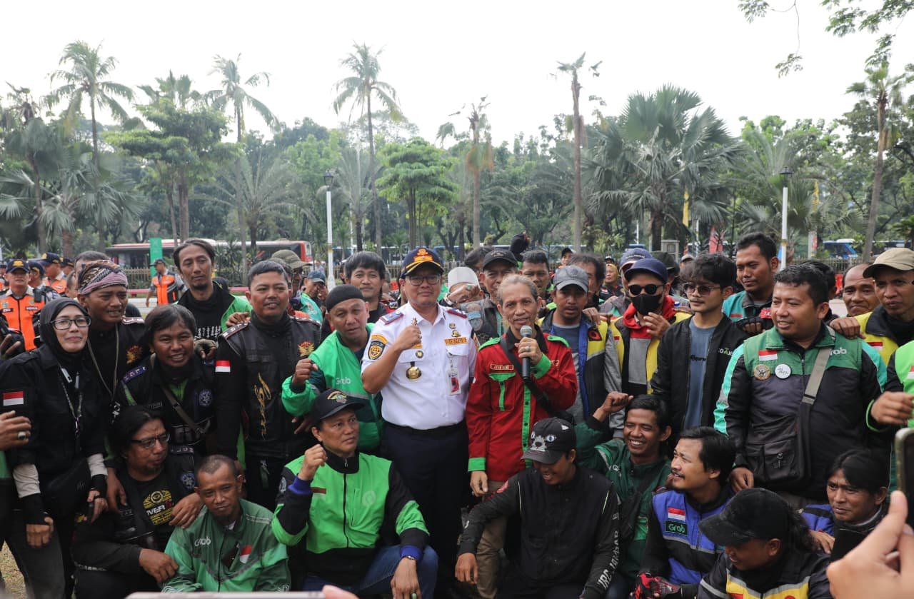 Foto: Kadishub DKI Jakarta, Budi Awaluddin, foto bersama komunitas ojek online (Ojol) di Balai Kota DKI Jakarta, Gambir, Jakarta Pusat, Minggu (21/6). (Istimewa)