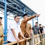 Foto: Peninjauan infrastruktur irigasi oleh Dinas PUPR Provinsi Banten bersama jajaran terkait di kawasan pertanian. Berkat implementasi Inpres Nomor 2 Tahun 2025, perbaikan saluran irigasi kini sukses mengakhiri konflik perebutan air yang dirasakan petani Lebak sejak tahun 1980-an. Selain memperlancar pasokan air hingga meningkatkan frekuensi tanam, pembangunan ini dilengkapi jalan inspeksi yang mampu memangkas ongkos angkut gabah petani secara signifikan. (Dok. Istimewa)