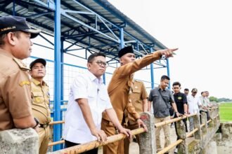 Foto: Peninjauan infrastruktur irigasi oleh Dinas PUPR Provinsi Banten bersama jajaran terkait di kawasan pertanian. Berkat implementasi Inpres Nomor 2 Tahun 2025, perbaikan saluran irigasi kini sukses mengakhiri konflik perebutan air yang dirasakan petani Lebak sejak tahun 1980-an. Selain memperlancar pasokan air hingga meningkatkan frekuensi tanam, pembangunan ini dilengkapi jalan inspeksi yang mampu memangkas ongkos angkut gabah petani secara signifikan. (Dok. Istimewa)