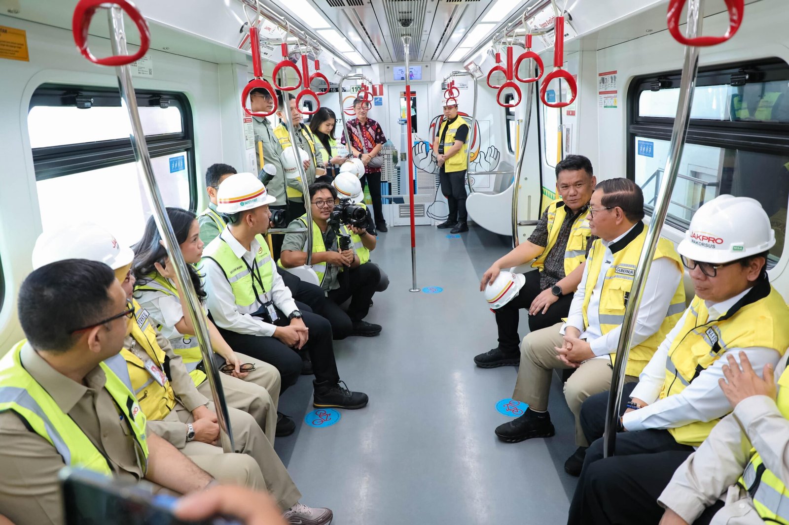 Pembangunan koridor LRT Jakarta rute Pegangsaan Dua–Manggarai telah mencapai 95 persen dan ditargetkan siap diresmikan pada Agustus 2026