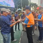 Dishub DKI Jakarta mempercepat HBKB hingga pukul 09.00 WIB dan membagikan masker kepada warga sebagai antisipasi dampak abu vulkanik.