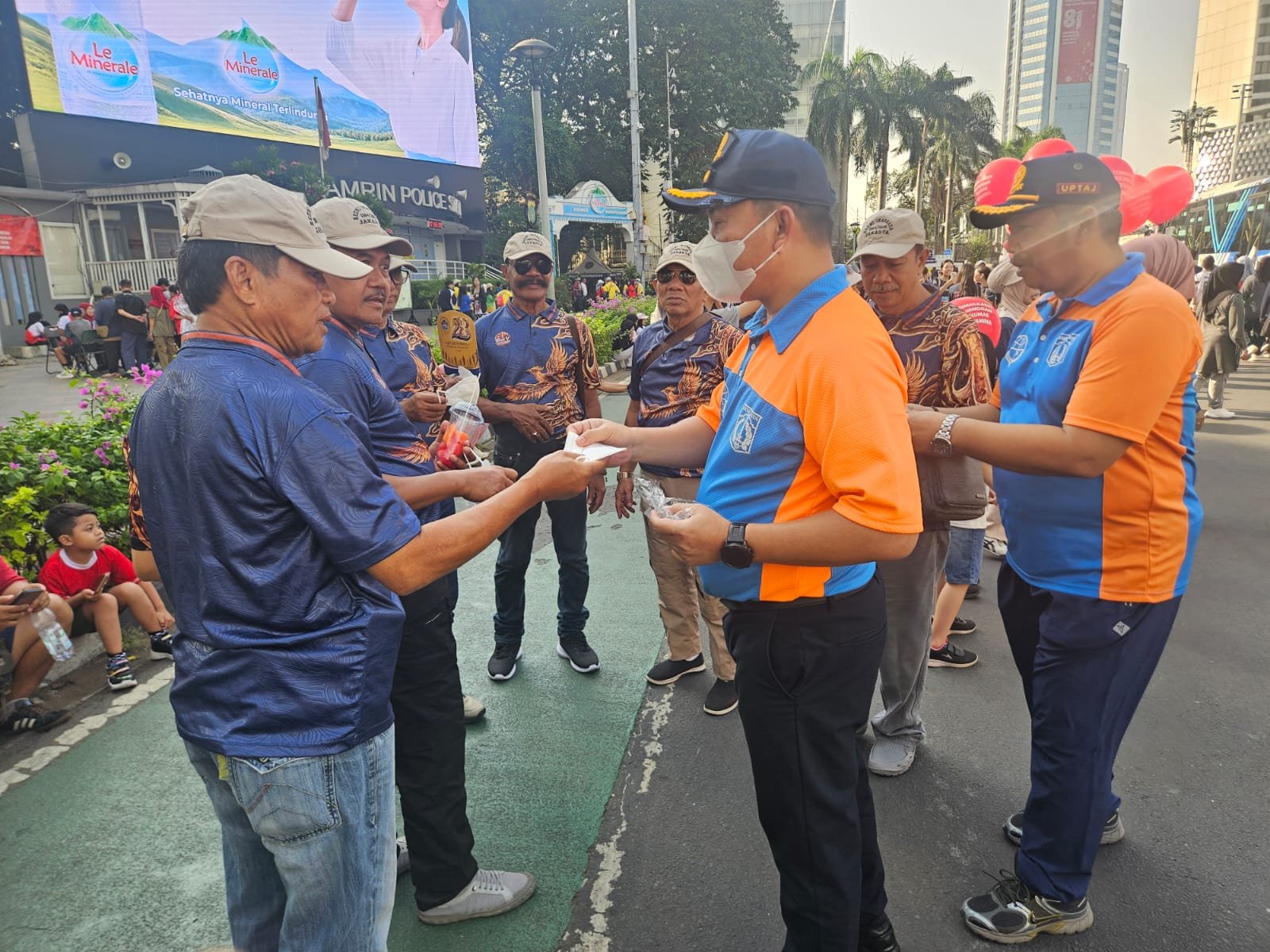 Dishub DKI Jakarta mempercepat HBKB hingga pukul 09.00 WIB dan membagikan masker kepada warga sebagai antisipasi dampak abu vulkanik.