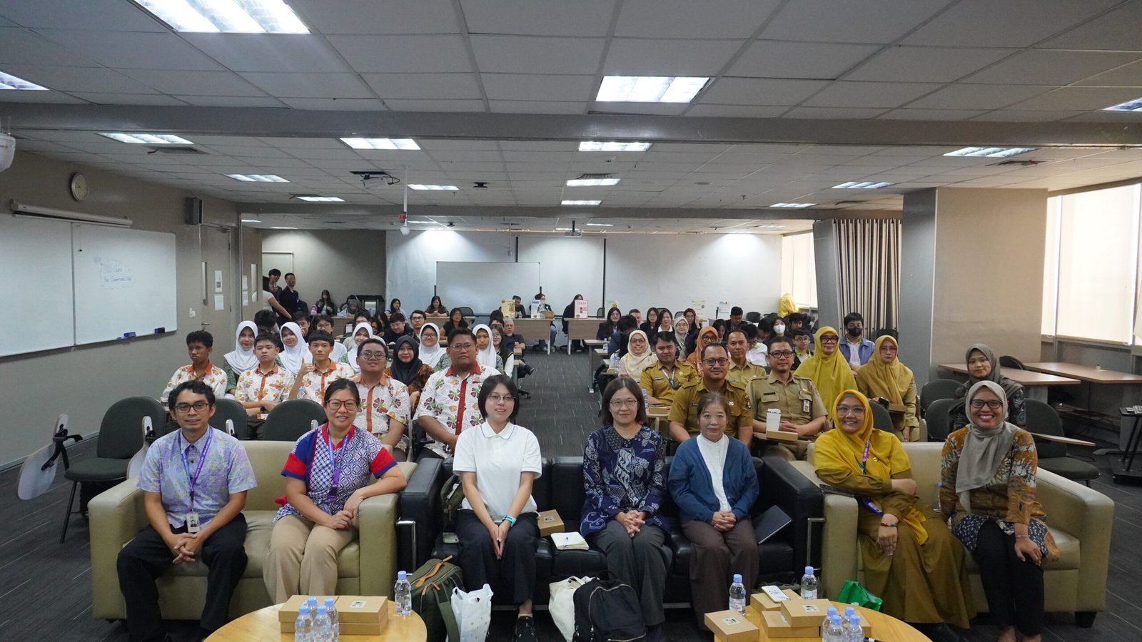 Foto: Suasana acara peringatan World Food Day 2026 yang diselenggarakan SGU bekerjasama dengan BAPPEDA Kabupaten Tangerang di Kampus SGU, Alam Sutera, Tangerang, Banten, Rabu (20/10/2026). Acara tersebut menyoroti pentingnya riset dan pemanfaatan pangan lokal yang diusung melalui kolaborasi strategis antara Pemkab Tangerang, SGU, dan Hokkaido University. (Istimewa)