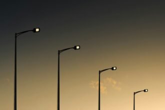 Pengadaan lampu jalan di OKI disorot karena dugaan selisih harga Rp2,18 juta per unit. Dishub OKI diharapkan memberikan klarifikasi.
