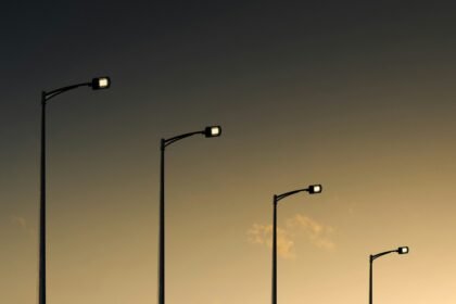 Pengadaan lampu jalan di OKI disorot karena dugaan selisih harga Rp2,18 juta per unit. Dishub OKI diharapkan memberikan klarifikasi.