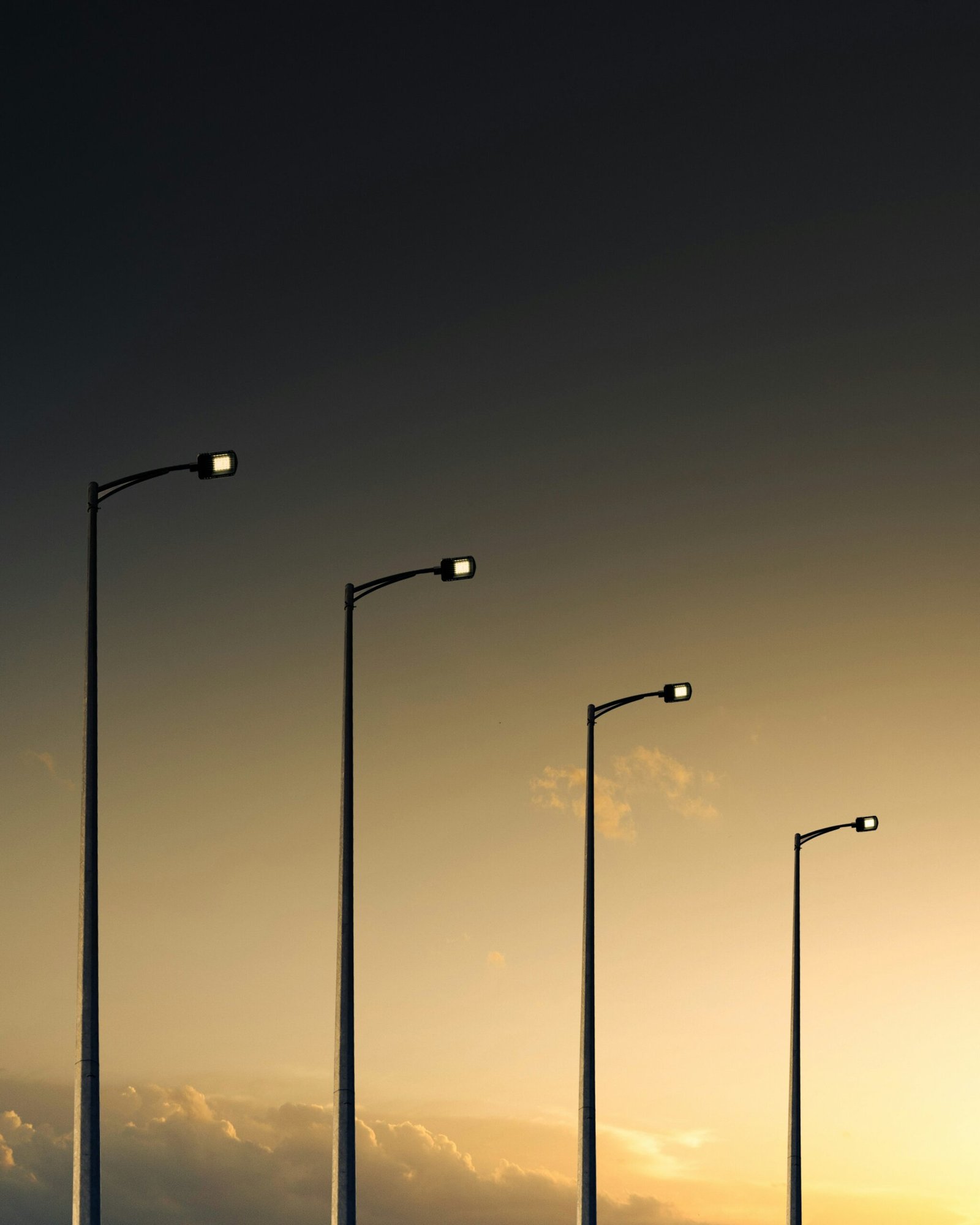 Pengadaan lampu jalan di OKI disorot karena dugaan selisih harga Rp2,18 juta per unit. Dishub OKI diharapkan memberikan klarifikasi.