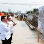 Gubernur Pramono Anung meninjau Jalan Tembus Kelapa Gading–Pulo Gadung sepanjang 1,8 km yang ditargetkan rampung pada 2027 untuk mengurangi kemacetan Jakarta.
