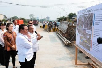Gubernur Pramono Anung meninjau Jalan Tembus Kelapa Gading–Pulo Gadung sepanjang 1,8 km yang ditargetkan rampung pada 2027 untuk mengurangi kemacetan Jakarta.
