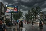 BMKG mengingatkan masyarakat untuk mewaspadai cuaca ekstrem saat pancaroba, mulai dari hujan lebat, petir, angin kencang, hingga potensi banjir dan tanah longsor.