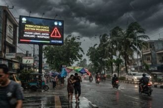 BMKG mengingatkan masyarakat untuk mewaspadai cuaca ekstrem saat pancaroba, mulai dari hujan lebat, petir, angin kencang, hingga potensi banjir dan tanah longsor.